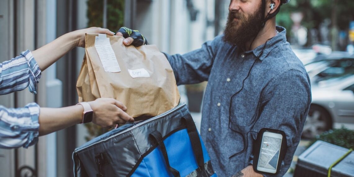 How Online Food Portal Delivers Food at Your Doorstep
