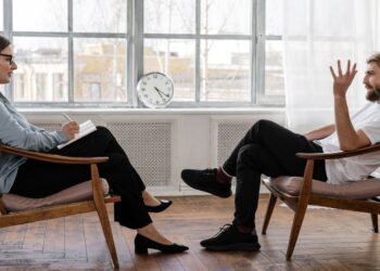 how does a narcissist react when you stop chasing them