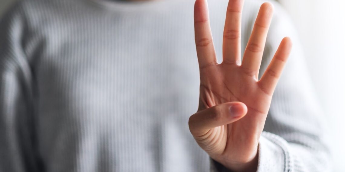 the-significance-of-the-four-finger-gesture-in-tiktok-culture-from