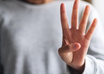 what does holding up 4 fingers mean tiktok