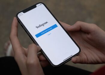 itms-appss://apps.apple.com/us/app/instagram/id389801252