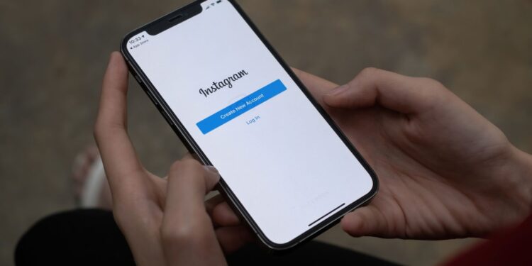 itms-appss://apps.apple.com/us/app/instagram/id389801252