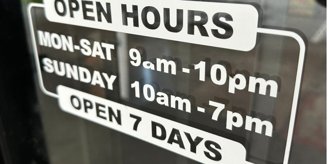 ¿hasta qué hora está abierta la tienda de alimentos más cercana