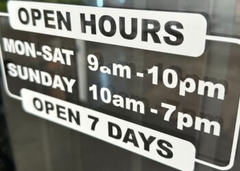 ¿hasta qué hora está abierta la tienda de alimentos más cercana