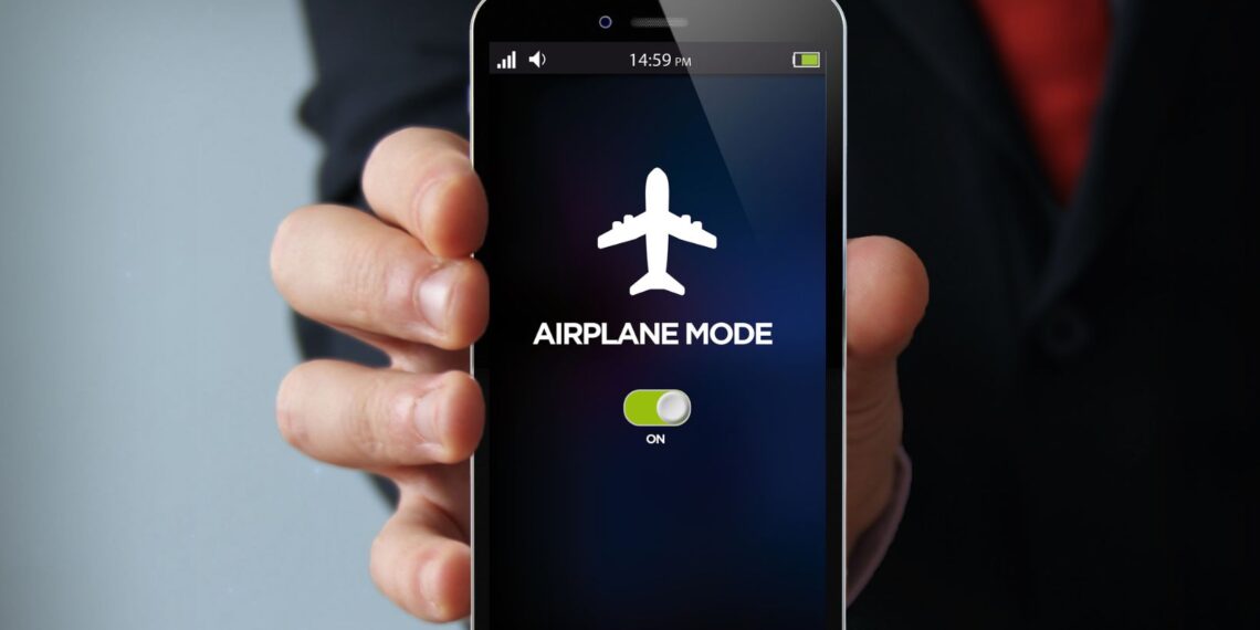 what happens when someone texts you on airplane mode android