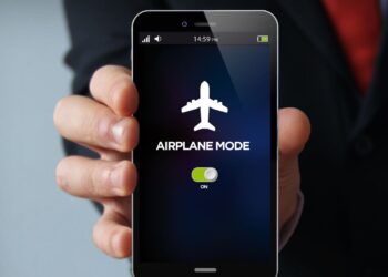 what happens when someone texts you on airplane mode android