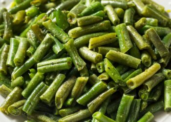 green beans cooked for hot holding on a buffet