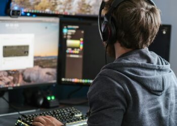 if several programs or apps are running simultaneously