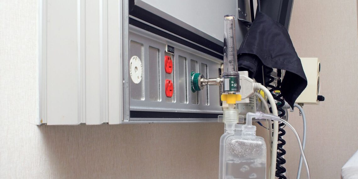 a disposable oxygen humidifier should be considered