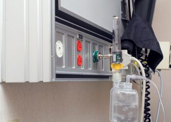 a disposable oxygen humidifier should be considered