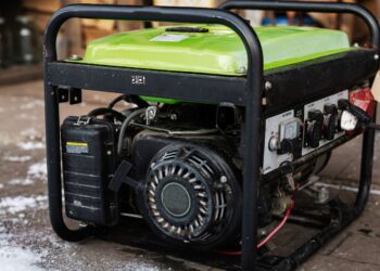 which best contrasts an electric generator and an electric motor