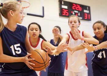teknik menembak dalam bola basket yang didahului dengan melangkah dua langkah adalah