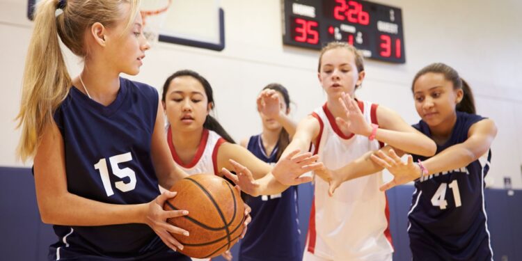 teknik menembak dalam bola basket yang didahului dengan melangkah dua langkah adalah